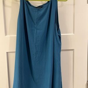 Silk crepe ballet neck tank. With Hi / Low hem.